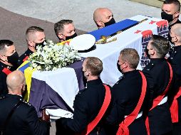 Cubierto con su espada, su gorra naval y su estandarte personal, el féretro del duque es trasladado por portadores del Primer Batallón de Granaderos. AFP/ J. Tallis