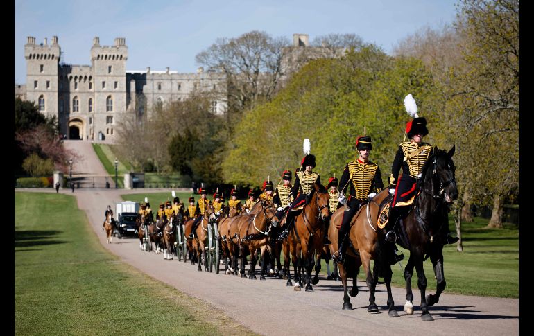 Cubierto con su espada, su gorra naval y su estandarte personal, el féretro del duque es trasladado por portadores del Primer Batallón de Granaderos. AFP /T. Akmen
