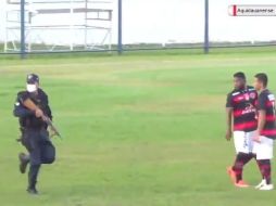 En el futbol la violencia se salió de contexto en un juego del campeonato regional de Sur-Mato-Grossense, en medio de una fresca, la policía le disparó a los jugadores. ESPECIAL