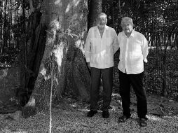 AMLO publicó una fotografía en blanco y negro, ambos vestidos con guayaberas blancas frente a un árbol. TWITTER / @lopezobrador_