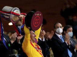 Messi levantó un nuevo título con el Barcelona. EFE / J. Muñoz