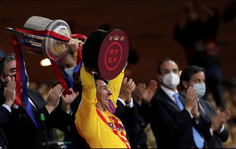 Messi levantó un nuevo título con el Barcelona. EFE / J. Muñoz