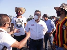Carlos Lomelí dialoga con Francisco Javier Armenta, presidente de la Federación de Estudiantes Universitarios, y Arturo Mendoza, líder del colectivo Únete Huentitán. ESPECIAL