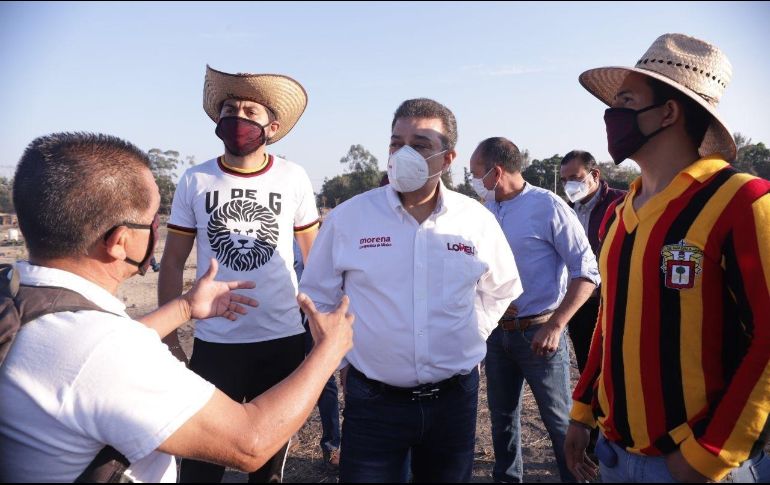 Carlos Lomelí dialoga con Francisco Javier Armenta, presidente de la Federación de Estudiantes Universitarios, y Arturo Mendoza, líder del colectivo Únete Huentitán. ESPECIAL