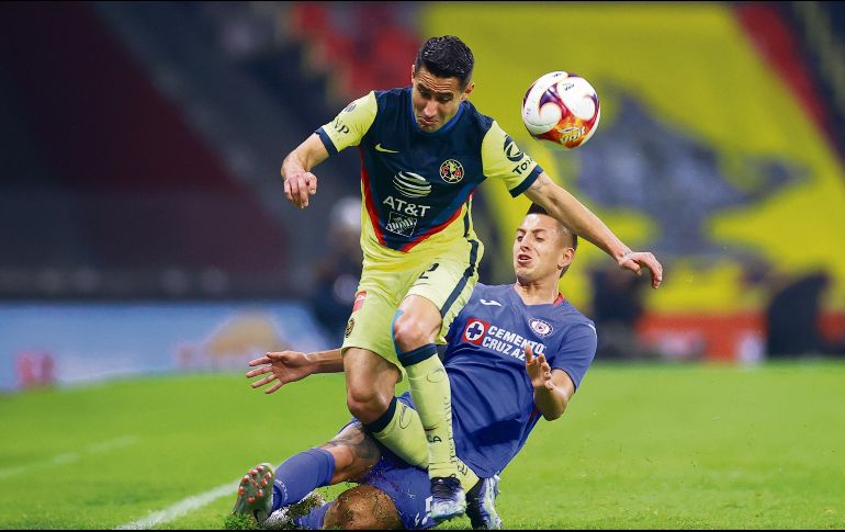 CLÁSICO JOVEN. Cada balón se peleó con determinación. IMAGO7