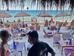 PLAYAS. A diferencia de otros países, México no cerró por completo sus atractivos turísticos , pero se implementaron medidas de sana distancia y uso de cubrebocas para evitar brotes de contagios. AFP