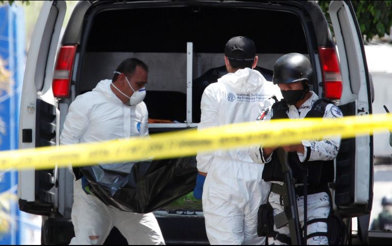 El personal de la Fiscalía y del Instituto Jalisciense de Ciencias Forenses acudieron a realizar las primeras investigaciones y el traslado del cadáver. EFE/ARCHIVO