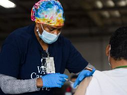 Casi 130 millones de personas de 18 años o más en Estados Unidos han recibido al menos una dosis de alguna de las vacunas disponibles. AFP/ARCHIVO