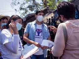 Pedro Kumamoto, realizó un recorrido por el tianguis de la colonia Constitución. ESPECIAL