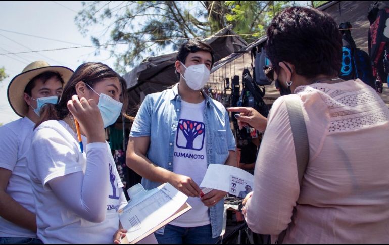 Pedro Kumamoto, realizó un recorrido por el tianguis de la colonia Constitución. ESPECIAL