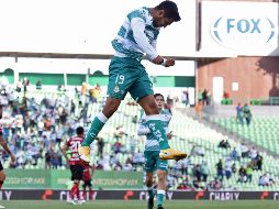 Eduardo Aguirre, de Santos, festeja tras anotar su segundo gol ante el Toluca, en partido en Torreón, Coahuila. AFP/A. Herrera