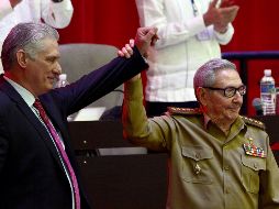 Miguel Díaz-Canel (i) junto a Raúl Castro Ruz (d), tras su elección como primer secretario del Comité Central del Partido Comunista de Cuba, en el Palacio de Convenciones, en La Habana. EFE/ ACN/A. Ley Royero