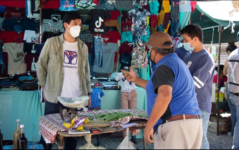 Pedro Kumamoto realizó un recorrido por el tianguis de Ciudad Granja. ESPECIAL
