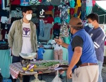 Pedro Kumamoto realizó un recorrido por el tianguis de Ciudad Granja. ESPECIAL