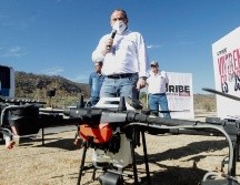 El morenista muestra el sistema de aspersores de un dron, con el que dice se pueden sembrar semillas de encino y pino en unos minutos. ESPECIAL