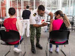 Maestras reciben la vacuna contra COVID-19 en el municipio de Arteaga, Coahuila. EFE/M. Sierra
