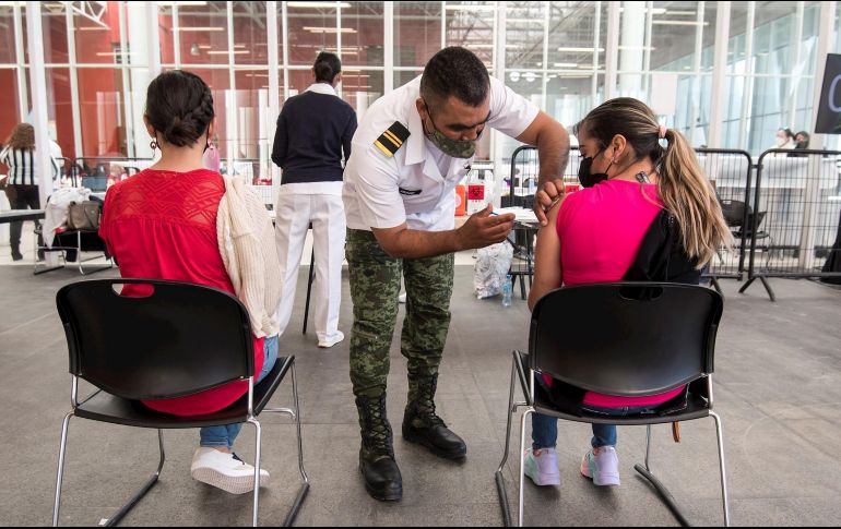 Maestras reciben la vacuna contra COVID-19 en el municipio de Arteaga, Coahuila. EFE/M. Sierra