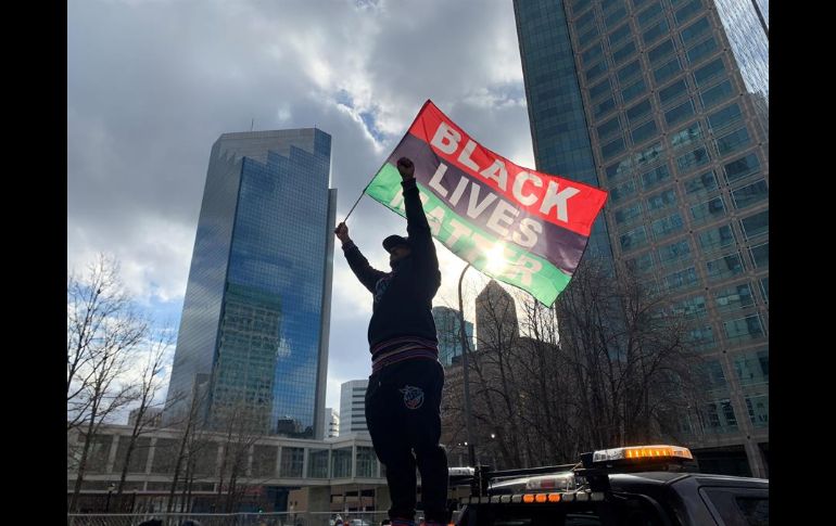 Entre gritos y pancartas, se vivió un clima positivo ante un veredicto que marca un antes y un después en la historia de Estados Unidos. EFE/A. Segura