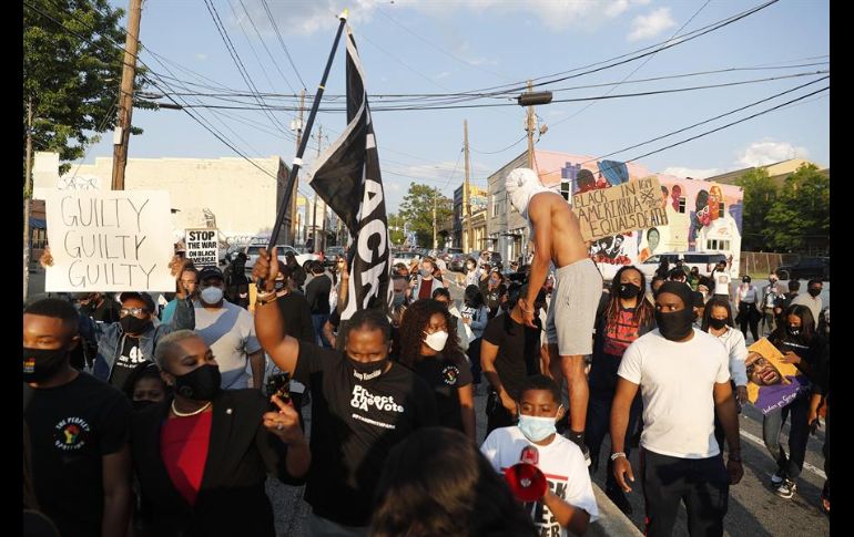 Entre gritos y pancartas, se vivió un clima positivo ante un veredicto que marca un antes y un después en la historia de Estados Unidos. EFE/E. Lesser