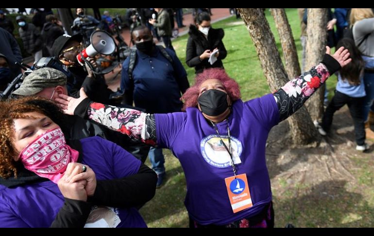 Entre gritos y pancartas, se vivió un clima positivo ante un veredicto que marca un antes y un después en la historia de Estados Unidos. EFE/C. Lassig