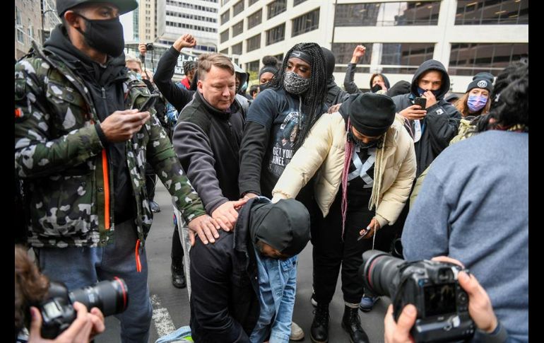 Entre gritos y pancartas, se vivió un clima positivo ante un veredicto que marca un antes y un después en la historia de Estados Unidos. EFE/C. Lassig