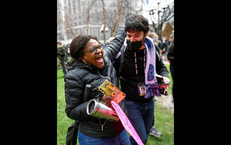 Entre gritos y pancartas, se vivió un clima positivo ante un veredicto que marca un antes y un después en la historia de Estados Unidos. EFE/C. Lassig