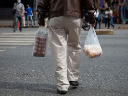 Los expertos consultados también elevaron su cálculo respecto al crecimiento económico, el cual sitúan en 4.7 % para este año. EFE/R. Peña