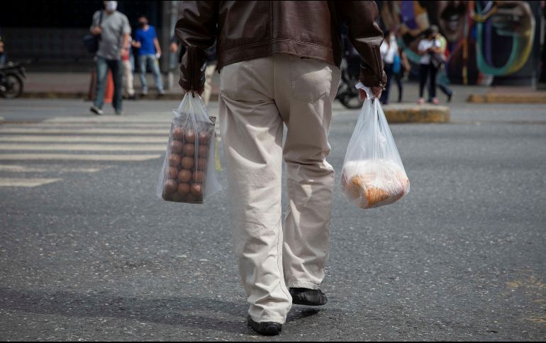Los expertos consultados también elevaron su cálculo respecto al crecimiento económico, el cual sitúan en 4.7 % para este año. EFE/R. Peña