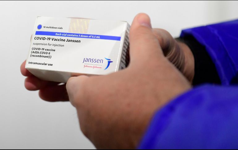Johnson & Johnson incluirá con su vacuna “información importante del diagnóstico y la gestión” sobre el riesgo de desarrollar coagulación sanguínea. AP/S. Koszticsak
