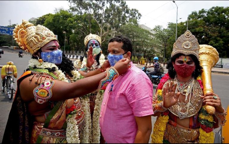 A los expertos les preocupa que esta variante sea más resistente a las vacunas diseñadas para combatir cepas anteriores del COVID-19. EFE/J. Nv