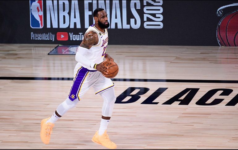 LeBron James no ha podido superar el esguince que padeció en el tobillo derecho debido a que su recuperación ha sido más lenta de lo esperado. AFP / ARCHIVO