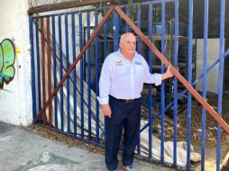 Fernández se presentó esta miércoles a las afueras Centro de Salud Paraísos del Colli, lugar donde operaba el Seguro Popular y que hoy se encuentra en abandono. ESPECIAL