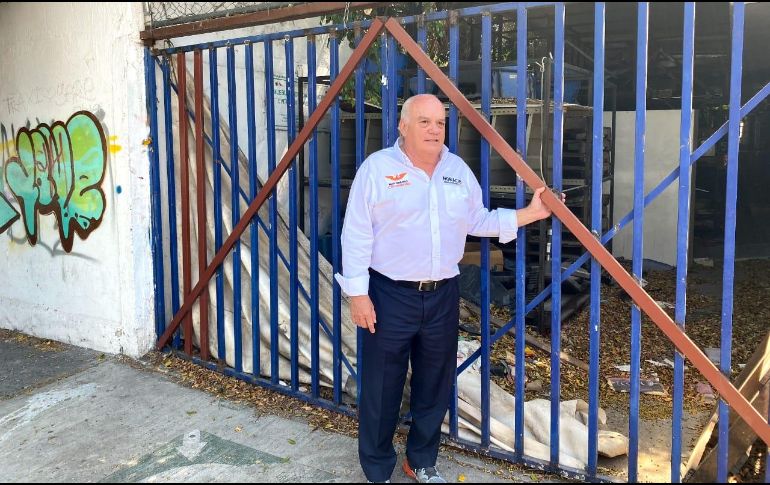 Fernández se presentó esta miércoles a las afueras Centro de Salud Paraísos del Colli, lugar donde operaba el Seguro Popular y que hoy se encuentra en abandono. ESPECIAL