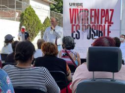 Alberto Uribe durante su visita a la colonia El Colli CTM. ESPECIAL