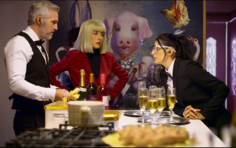 “LA CASA DE LAS FLORES, LA PELÍCULA”. Primera imagen del proyecto donde aparecen Cecilia Suárez (al centro) junto a Aislinn Derbez (derecha) y Juan Pablo Medina. CORTESÍA NETFLIX