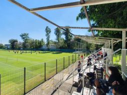 Alrededor de 30 aficionados presenciaron el entrenamiento de este viernes, tratando de alentar a los suyos previo al partido ante Atlas. EL INFORMADOR / A. Ramírez