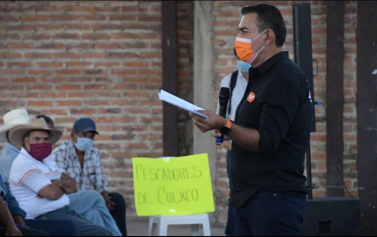 Salvador Zamora se reunió con integrantes de cooperativas de pescadores de la laguna en Cuexcomatitlán. ESPECIAL
