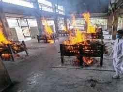 El preciado oxígeno alimentó un incendio en un pabellón de coronavirus, al menos 10 personas perdieron la vida en él. EFE/D. Solanki