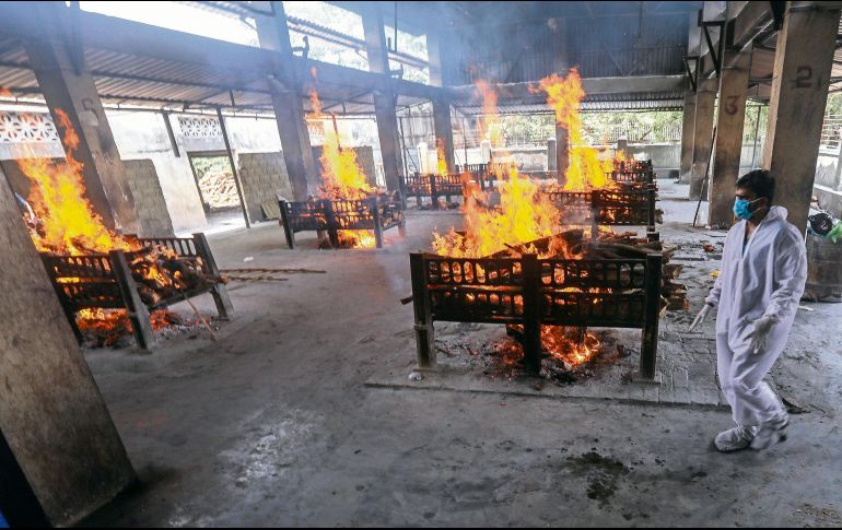 El preciado oxígeno alimentó un incendio en un pabellón de coronavirus, al menos 10 personas perdieron la vida en él. EFE/D. Solanki