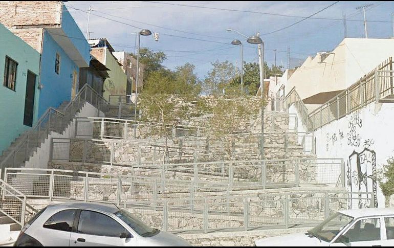 Los vecinos solicitaron una rampa peatonal que les permitiera ascender, descender y cruzar las calles. ESPECIAL