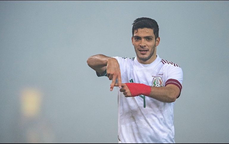 Tanto en los entrenamientos con los Wolves como con la Selección Mexicana, el delantero ha estado usando una protección especial. Imago7