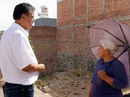 Los afectados por la falta del vital líquido comentaron al candidato que tardan hasta 15 días en surtir las pipas que manda el gobierno. ESPECIAL