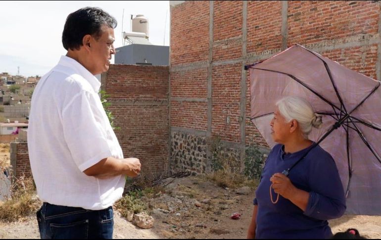 Los afectados por la falta del vital líquido comentaron al candidato que tardan hasta 15 días en surtir las pipas que manda el gobierno. ESPECIAL