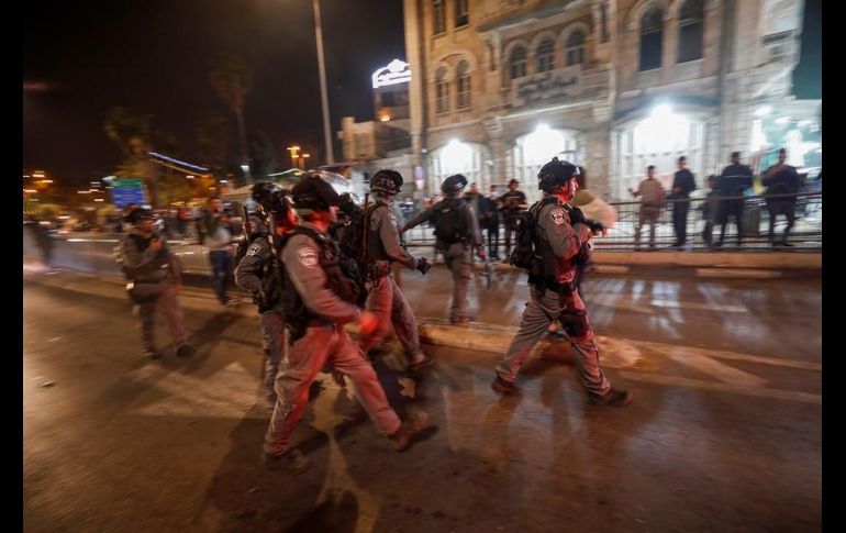 Cientos de policías se desplegaron este sábado en las inmediaciones de la Ciudad Vieja para evitar más violencia después de días de enfrentamientos entre judíos, palestinos y fuerzas de seguridad. EFE/A. Safadi