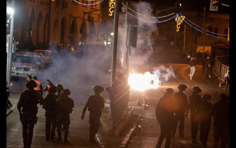 Cientos de policías se desplegaron este sábado en las inmediaciones de la Ciudad Vieja para evitar más violencia después de días de enfrentamientos entre judíos, palestinos y fuerzas de seguridad. EFE/A. Safadi