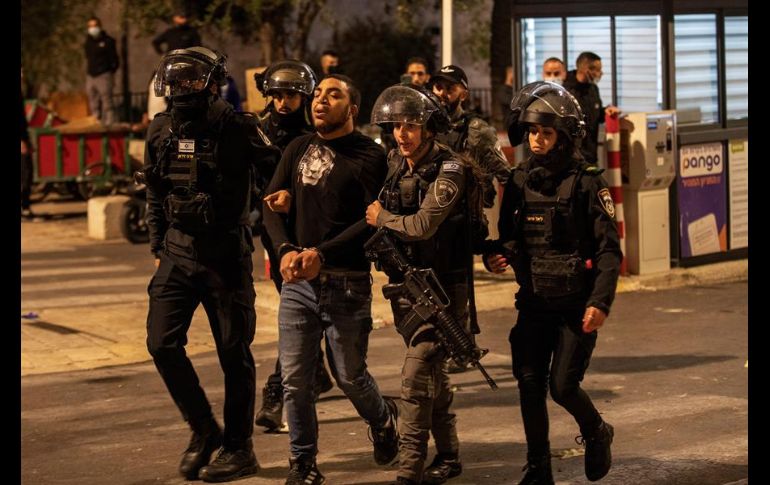 Cientos de policías se desplegaron este sábado en las inmediaciones de la Ciudad Vieja para evitar más violencia después de días de enfrentamientos entre judíos, palestinos y fuerzas de seguridad. EFE/A. Safadi