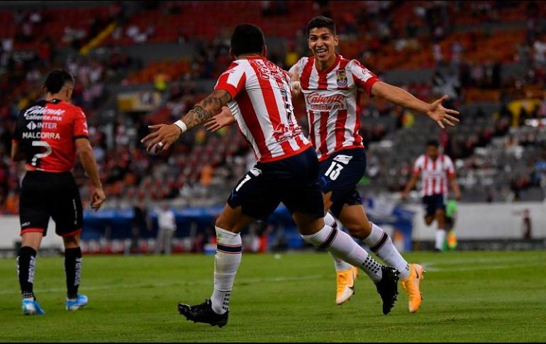 Con la victoria en el Clásico Tapatío, Chivas tiene prácticamente pie y medio en la fase final del Torneo Guard1anes 2021. IMAGO7/L. Barba