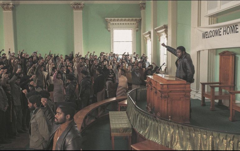 Daniel Kaluuya (derecha) como el presidente Fred Hampton en “Judas y el mesías negro”. ESPECIAL/Warner Bros