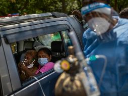 Personal médico da las primeras atenciones a los pacientes en las afueras de los hospitales, en Nueva Delhi, ante el colapso del sistema de salud indio. AP/A. Qadri