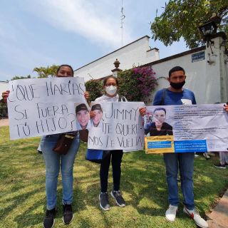Se manifiestan otra vez en Casa Jalisco en busca de sus desaparecidos; van cuatro protestas en el mes